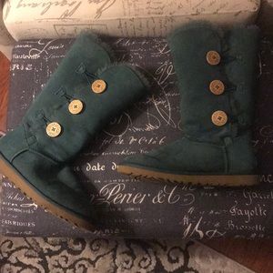 Ugg size 8 3 bailey button green